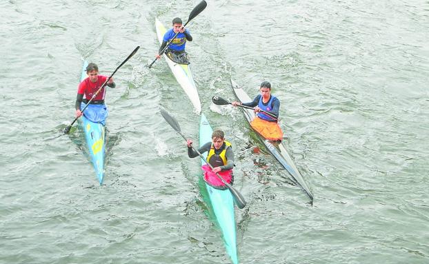 Cuatro piragüistas durante la prueba en el Pisuerga. 