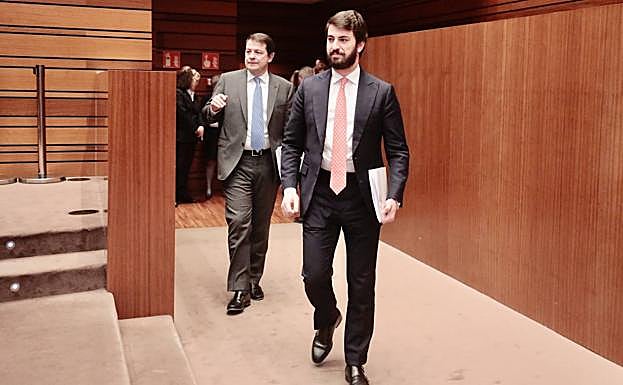 Juan García-Gallardo (Vox) accede al hemiciclo de las Cortes. Detrás, Alfonso Fernández Mañueco (PP).