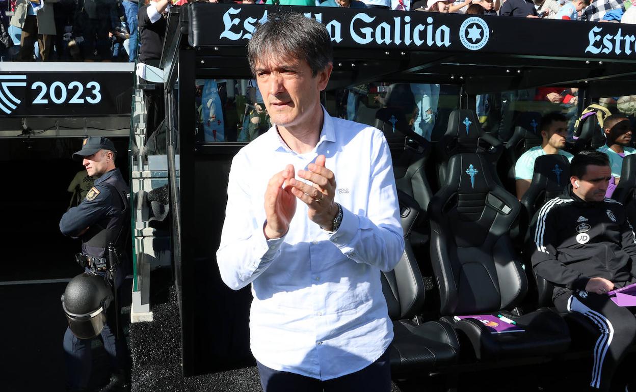 Pacheta aplaude antes de comenzar el partido ante el Celta.