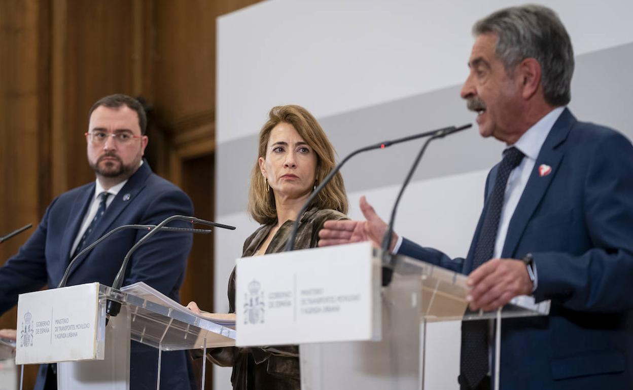 La ministra Raquel Sánchez, entre los presidentes de Asturias, Adrian Barbón, y Cantabria, Miguel Ángel Revilla.