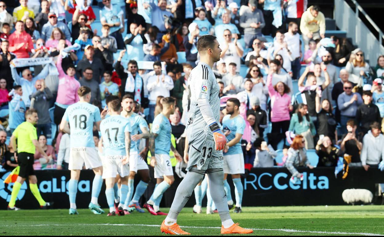 Los jugadores del Celta celebran uno de los goles, con Asenjo en primer plano. 