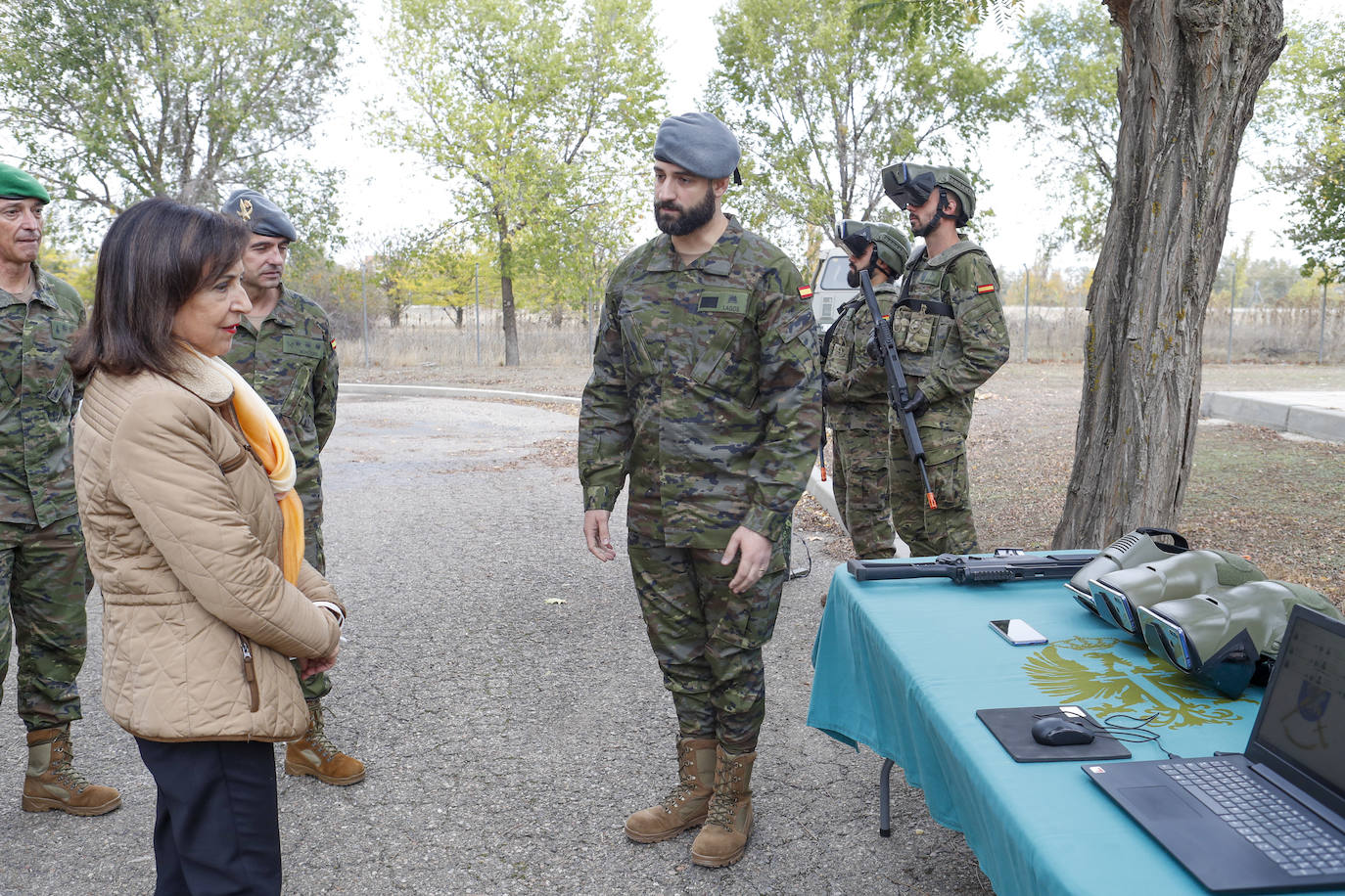 La ministra de Defensa, Margarita Robles, durante su visita a la base en octubre de 2022. 