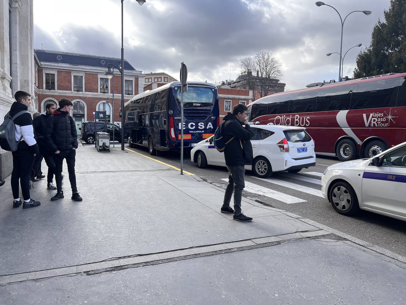 Fotos: Pasajeros de tren esperan en la estación de Valladolid por los retrasos