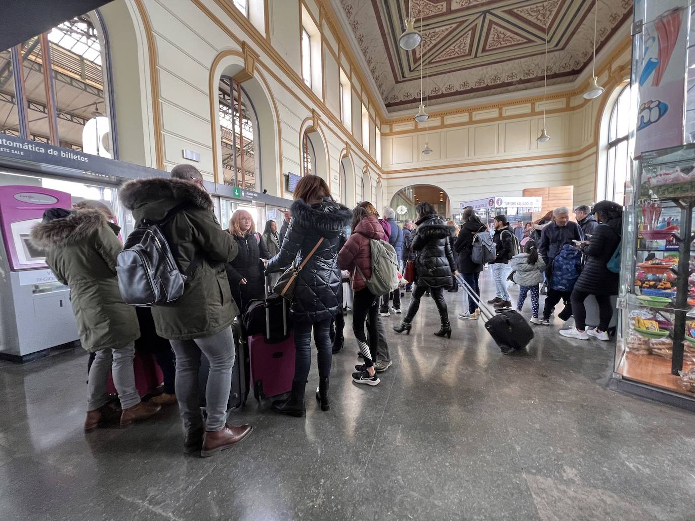 Fotos: Pasajeros de tren esperan en la estación de Valladolid por los retrasos