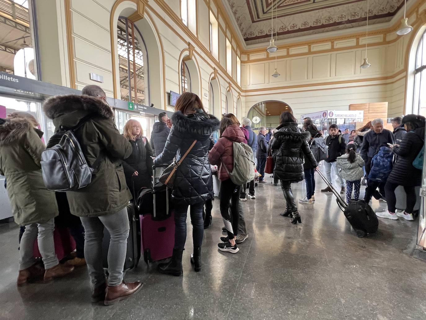 Fotos: Pasajeros de tren esperan en la estación de Valladolid por los retrasos