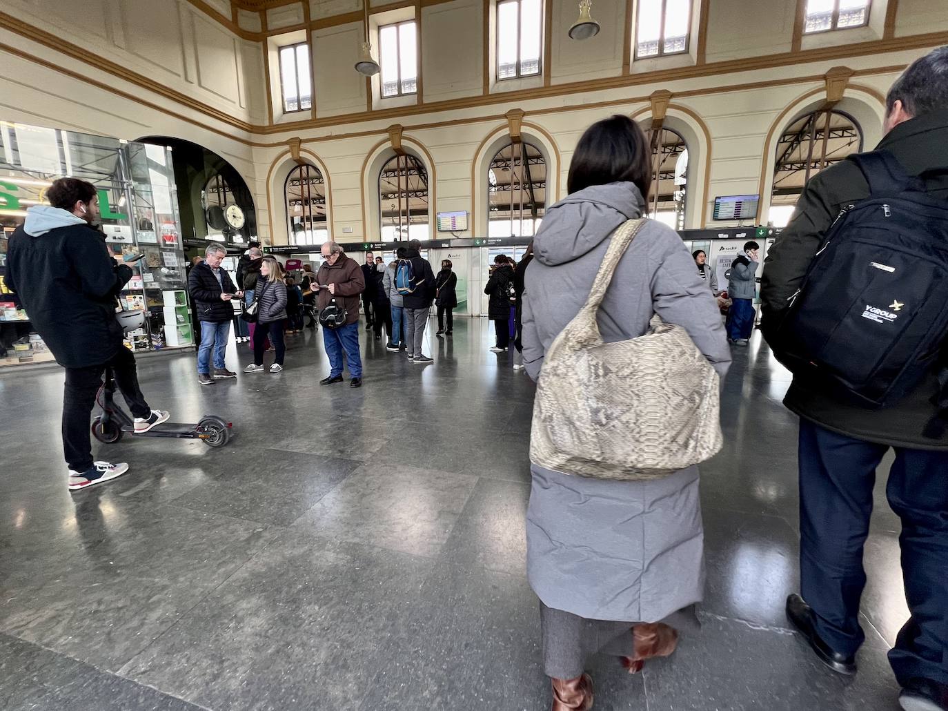 Fotos: Pasajeros de tren esperan en la estación de Valladolid por los retrasos