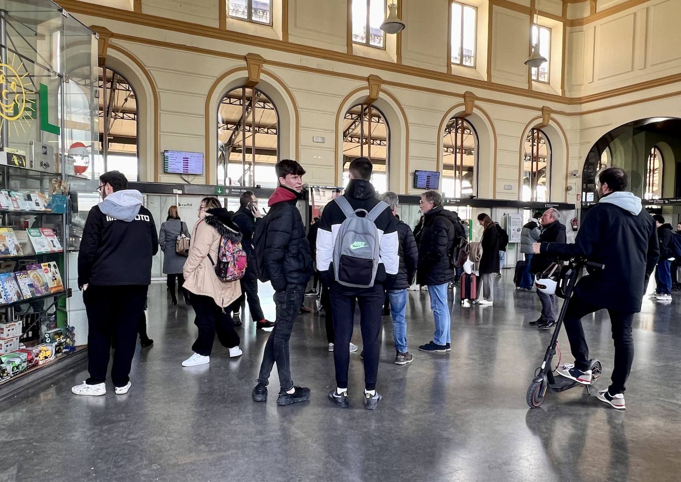 Fotos: Pasajeros de tren esperan en la estación de Valladolid por los retrasos