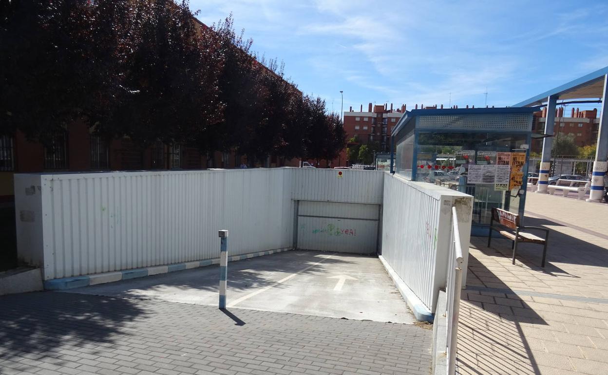 Rampa de acceso y salida del aparcamiento para residentes de la plaza de la Solidaridad, en el barrio de La Victoria. 