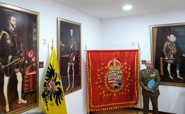 La bandera imperial de Carlos I (amarillo) y el pendón real de Felipe II. 