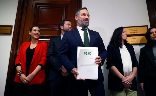 El presidente de Vox, Santiago Abascal, formaliza este lunes en el Registro del Congreso de los Diputados en Madrid una moción de censura contra Pedro Sánchez.