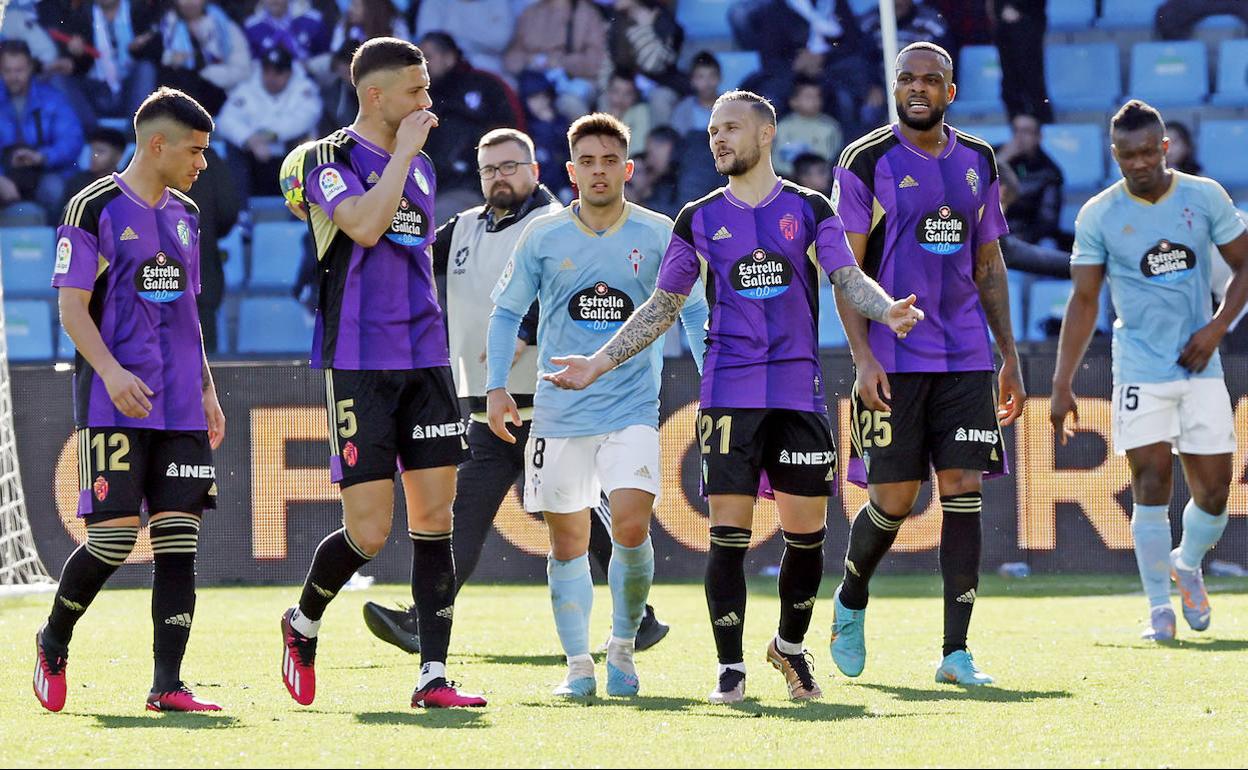 Los jugadores se retiran a vestuarios tras caer en Balaídos. 