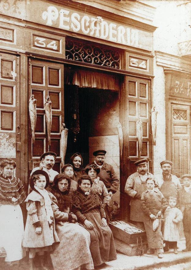 Severiana Curieses Gil, sentada, en el centro de la fotografía, y su marido Francisco Martínez, de pie, con gorra (primer hombre por la izquierda).