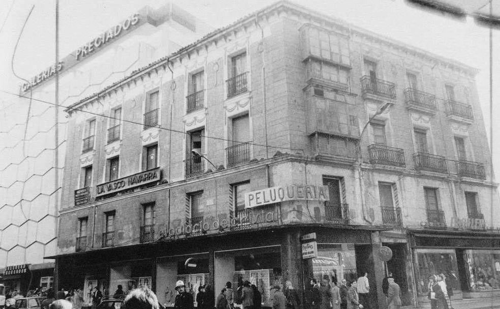 Imagen secundaria 1 - Recreación del edificio de Conjunto Residencial Las Eras. Edificio de Galerías (a la izquierda) en 1974 y vista de la fachada de El Corte Inglés de Constitución.