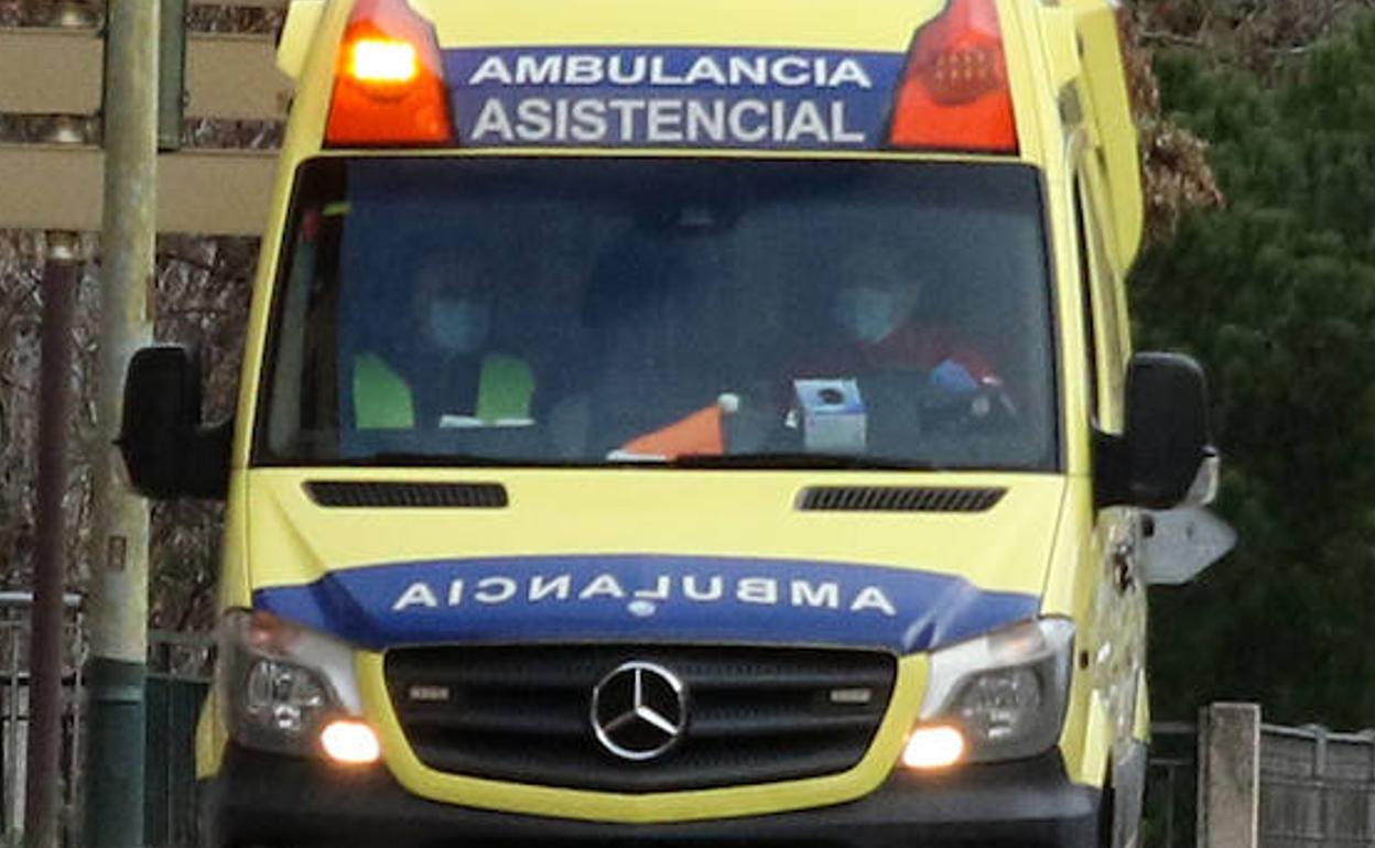 Ambulancia en una calle de Segovia.