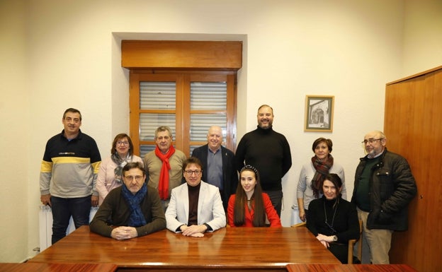 Algunos de los asistentes a la asamblea local arropando al candidato. 