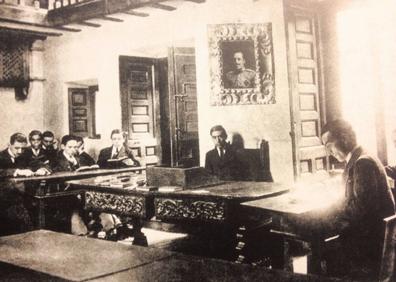 Imagen secundaria 1 - Jóvenes leyendo en el patio de la Casa Cervantes. Abajo, lectores en la Biblioteca de la Casa de Cervantes, en 1918. Alfonso XIII y el marqués de la Vega-Inclán salen de la Casa de Cervantes en 1921.