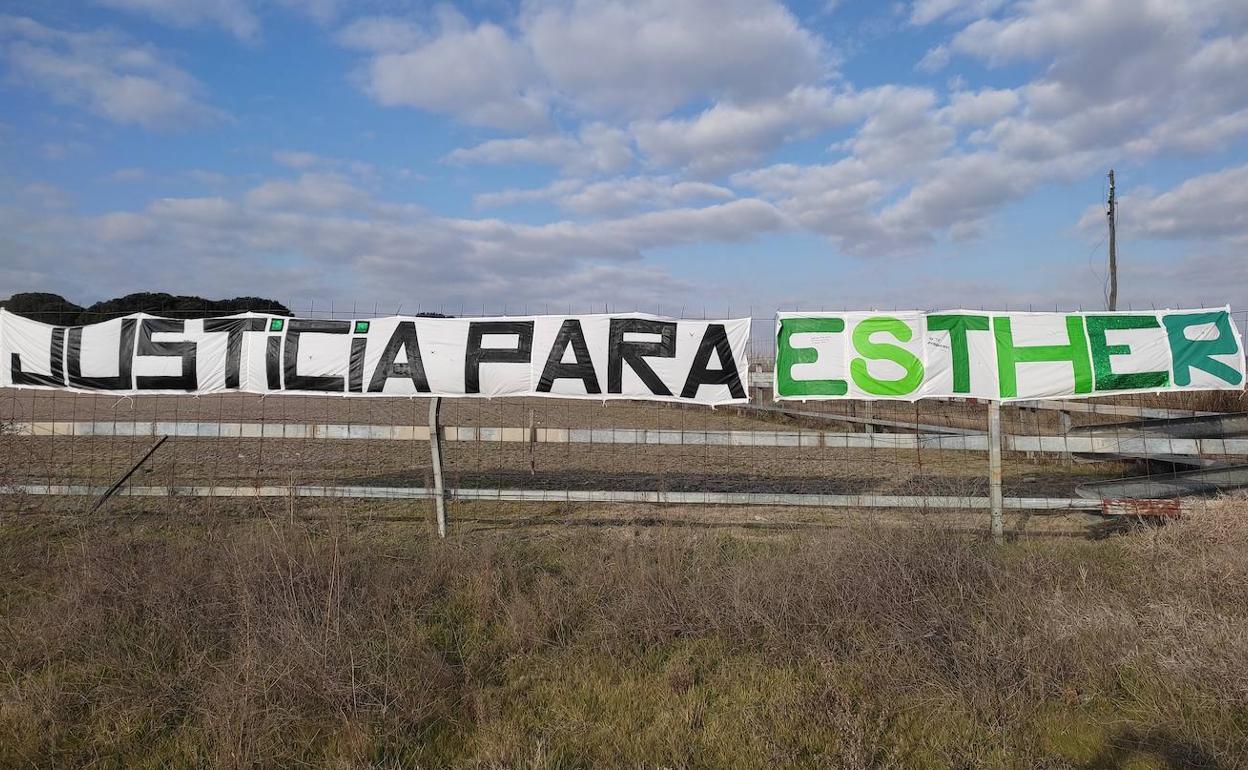 Pancarta gigante cerca de la cuneta donde apareció el cuerpo de Esther López. 