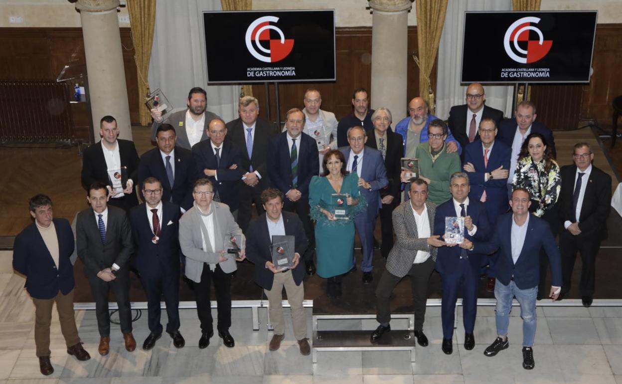 Foto de los galardonados en el patio neorrenacentista del Palacio de Figueroa del Casino de Salamanca.