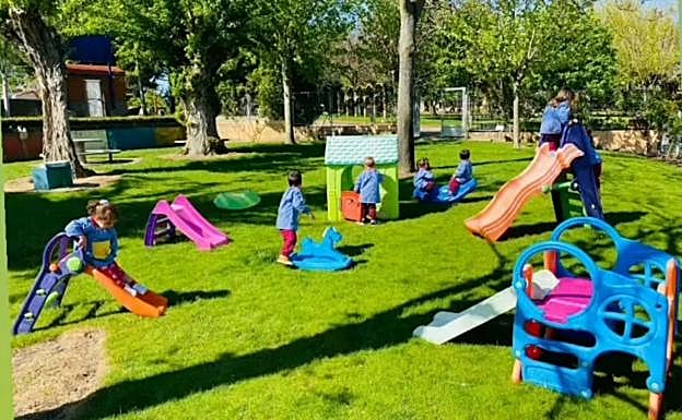 Niños del San Viator, en la zona infantil de juegos. 