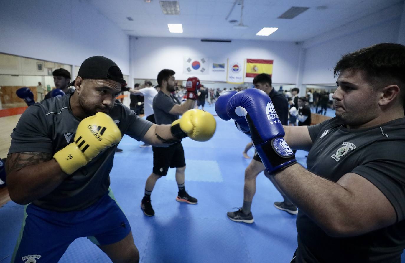 Fotos: Los jugadores de El Salvador comparten entrenamiento con los púgiles del Fight Club Valladolid y el Pucela Boxing
