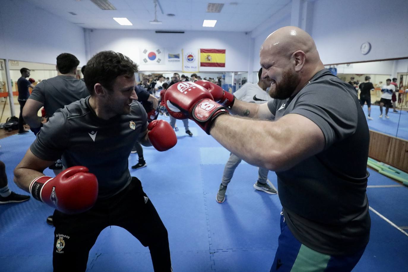 Fotos: Los jugadores de El Salvador comparten entrenamiento con los púgiles del Fight Club Valladolid y el Pucela Boxing