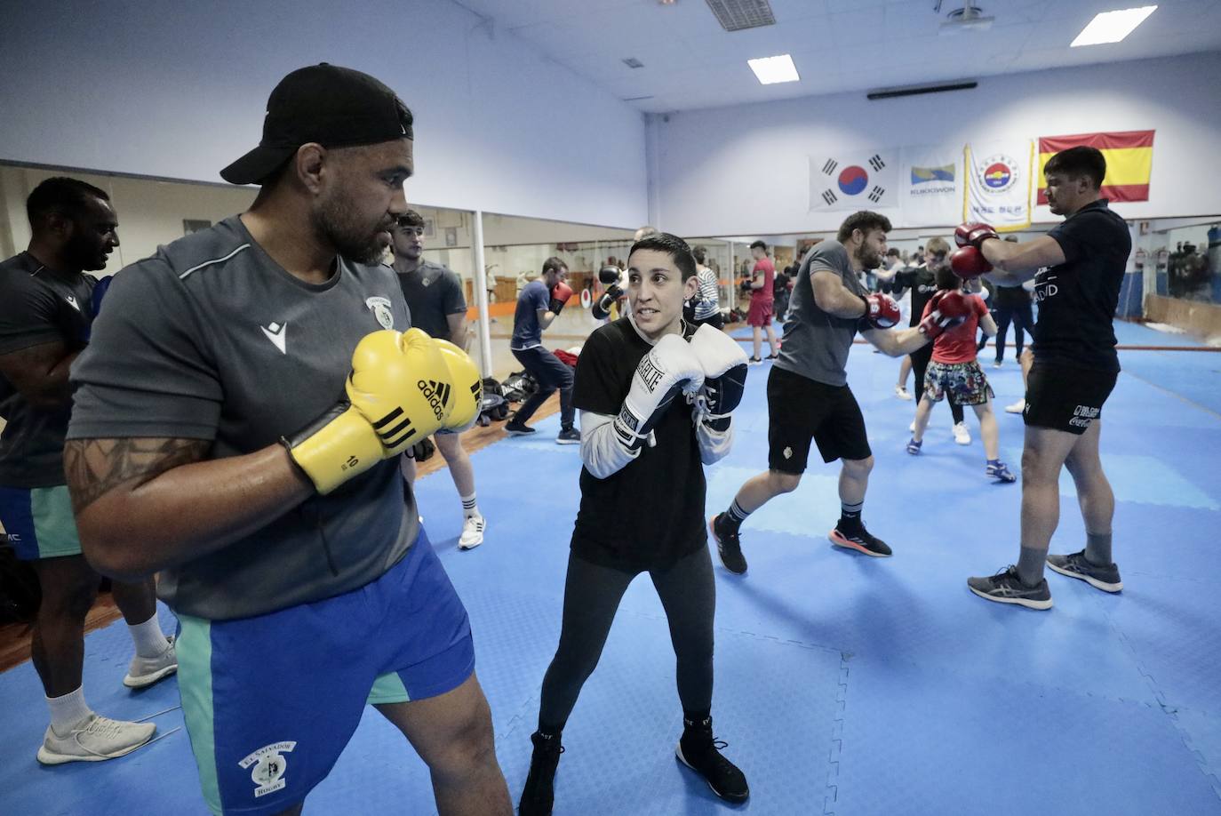 Fotos: Los jugadores de El Salvador comparten entrenamiento con los púgiles del Fight Club Valladolid y el Pucela Boxing