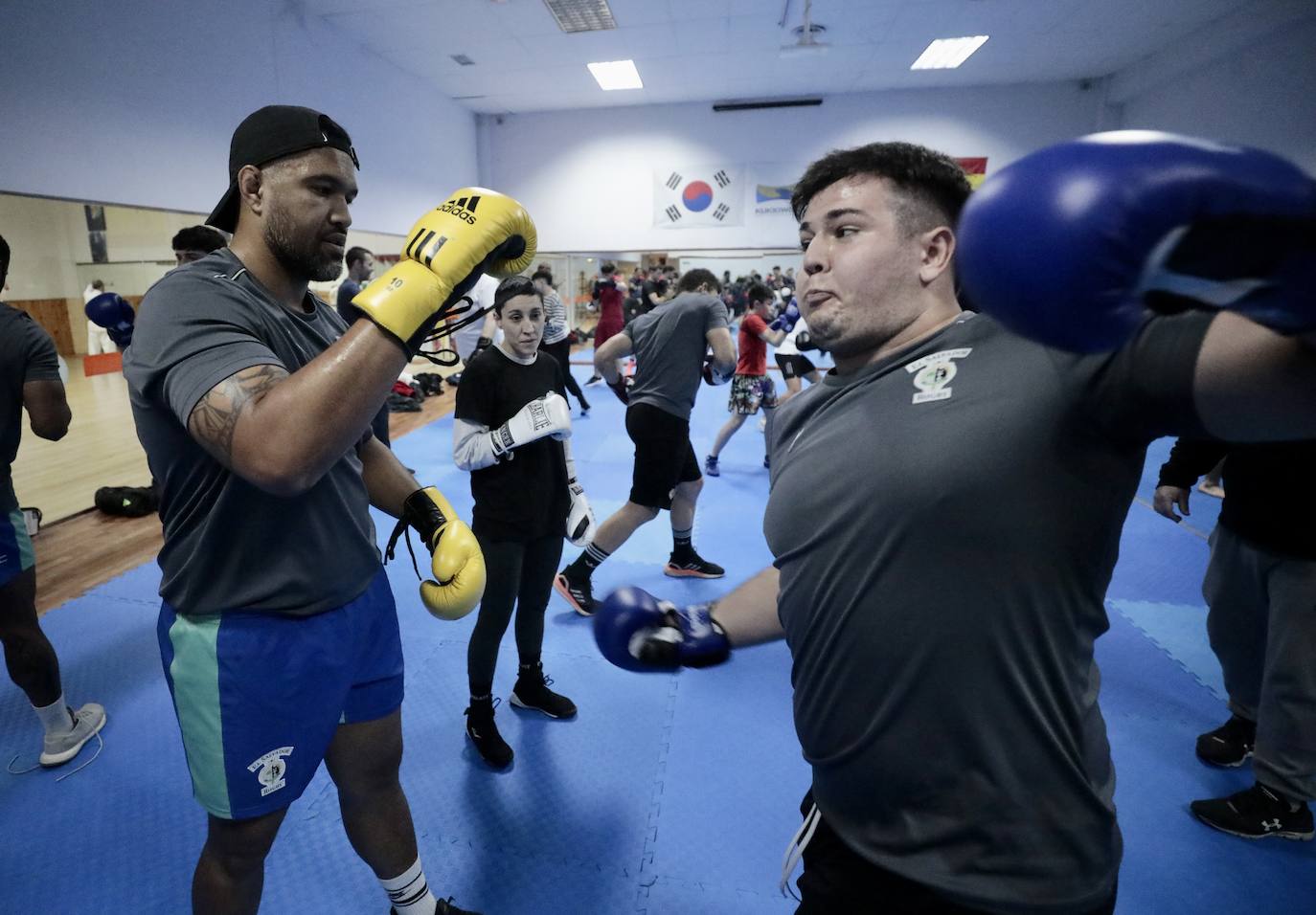 Fotos: Los jugadores de El Salvador comparten entrenamiento con los púgiles del Fight Club Valladolid y el Pucela Boxing
