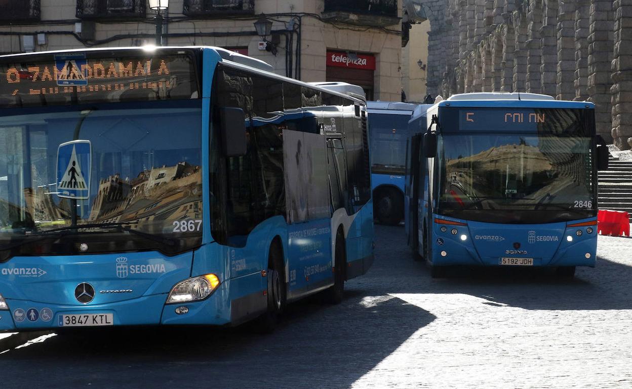 Autobuses urbanos en una parada del centro de la capital segoviana. 