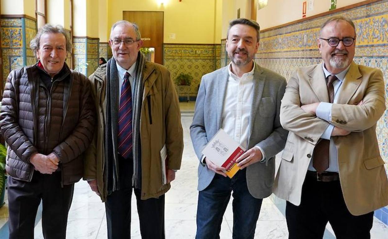 José Antonio de Santiago-Juárez, Jesús Quijano, Óscar Sánchez y Fernando Rey, antes del acto, en los pasillos de la Facultad de Derecho de la Universidad de Valladolid.