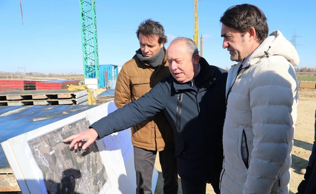 El alcalde de Grijota muestra los planes al consejero de Medio Ambiente.