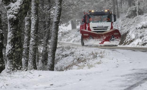 La nieve corta dos carreteras y obliga a usar cadenas en una decena de tramos