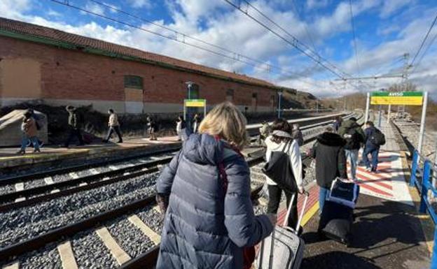 Los pasajeros de tren abandonan los vagones tras comunicar Renfe la imposibilidad de continuar la marcha.