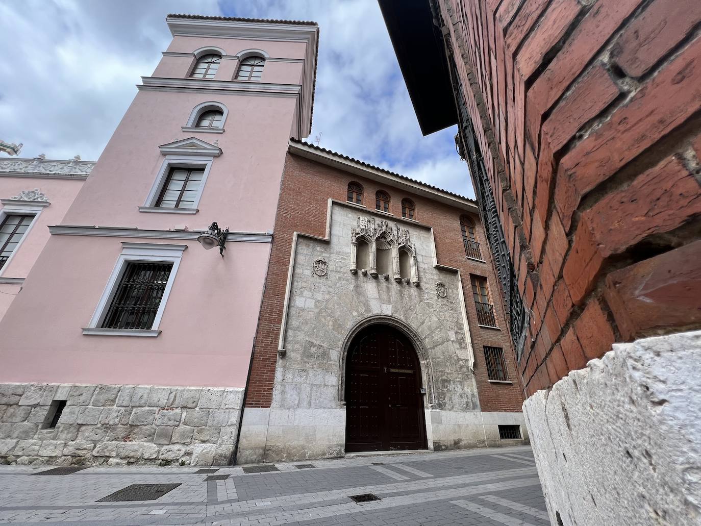 Fachada del desaparecido Hospital de San Cosme y San Damián, que sirve hoy de acceso a la Residencia Sacerdotal de Valladolid, en la calle San Juan de Dios.