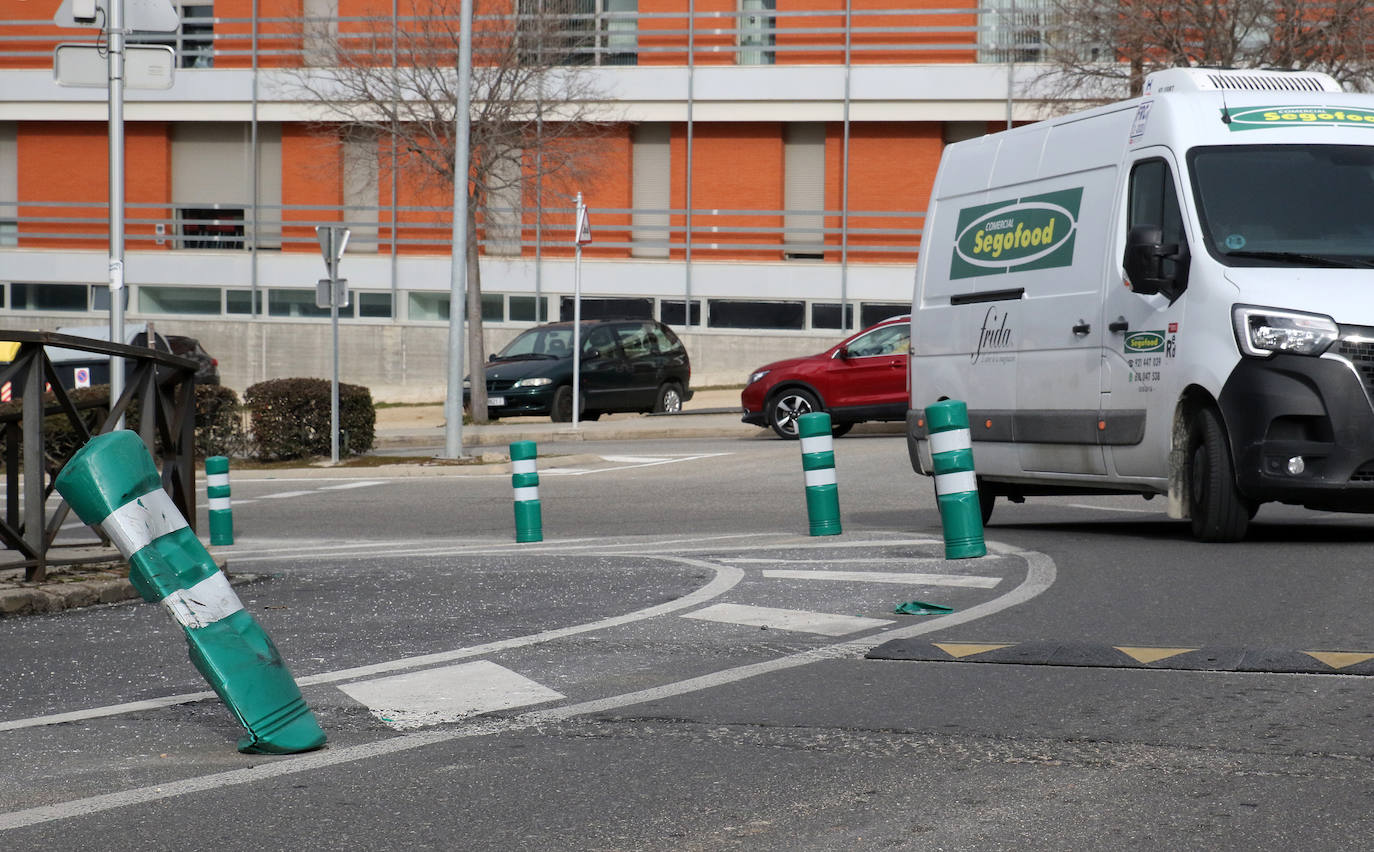 Bolardos en el carril bici de Nueva Segovia. 