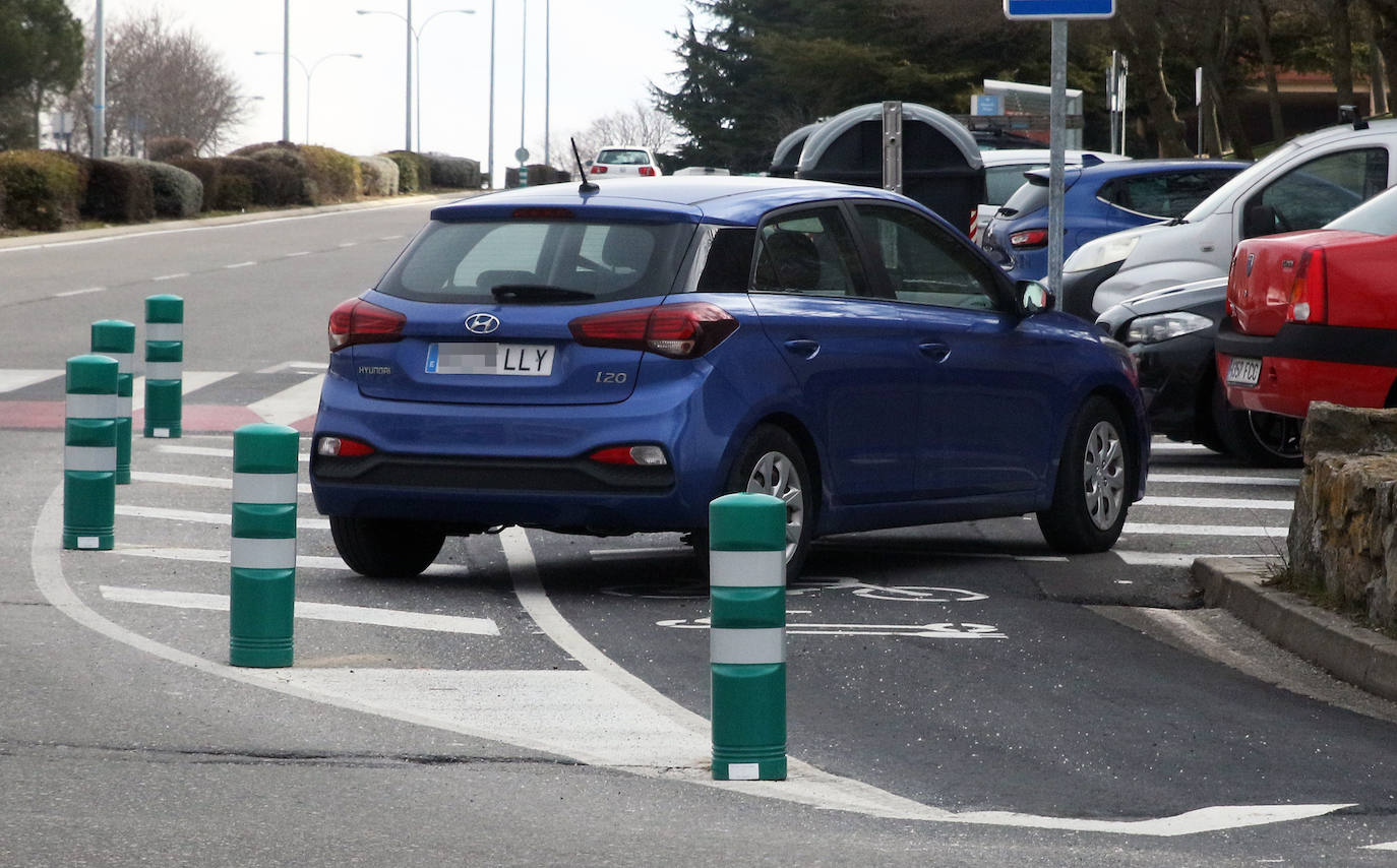 Bolardos en el carril bici de Nueva Segovia. 