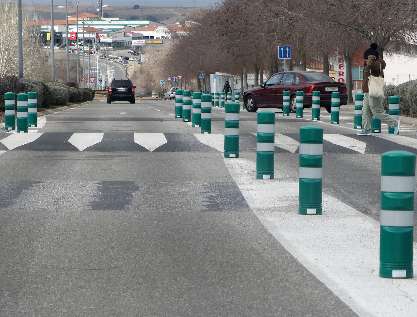Bolardos en el carril bici de Nueva Segovia. 