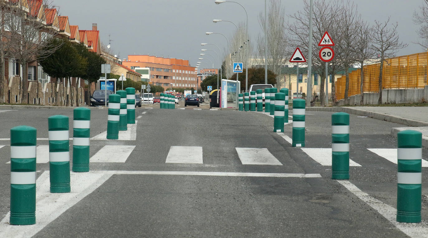 Bolardos en el carril bici de Nueva Segovia. 