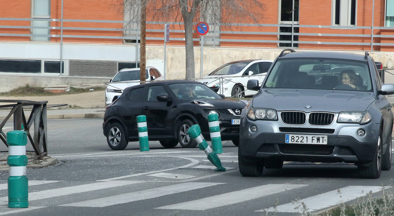 Bolardos en el carril bici de Nueva Segovia. 