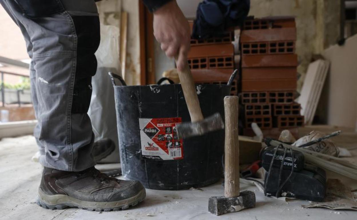 Un operario trabaja en la reforma de una vivienda. 
