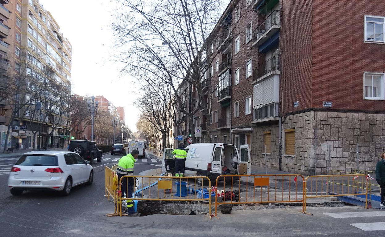 Obras en la red de abastecimiento de la calle Granados.