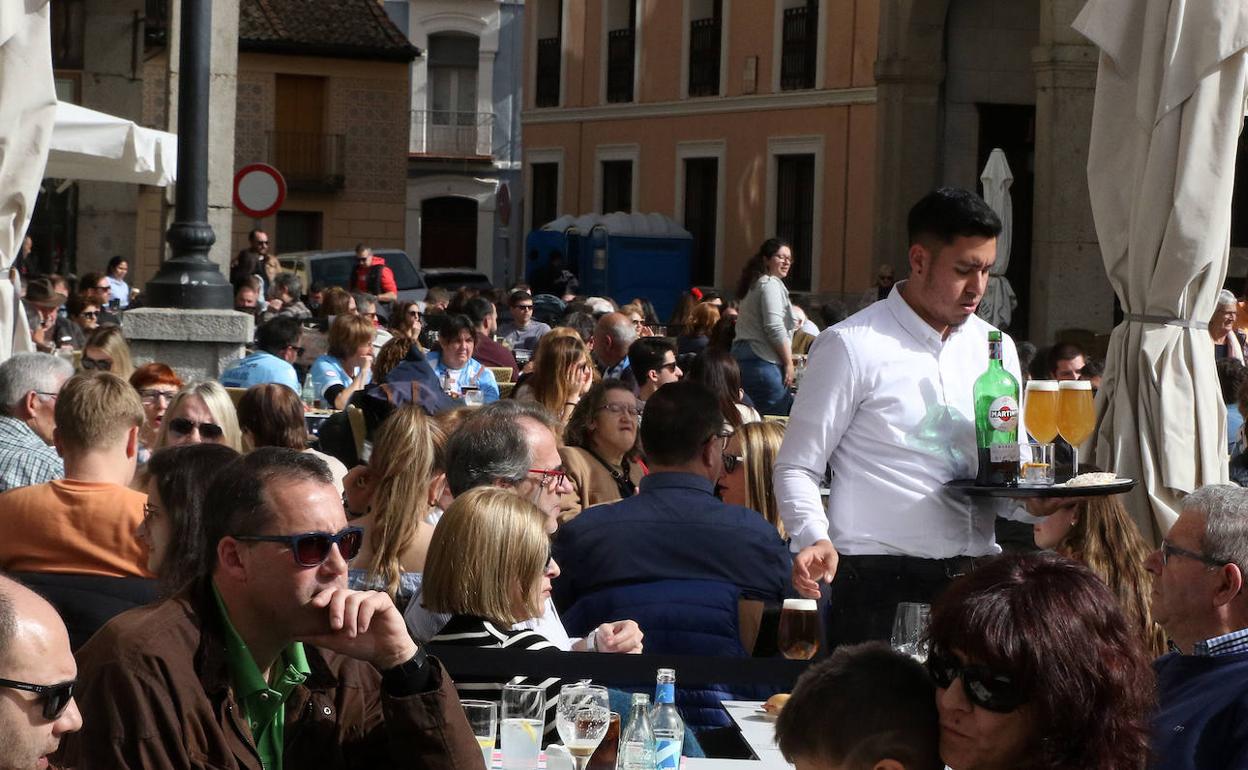 Un camarero de un bar de Segovia atiende una terraza. 