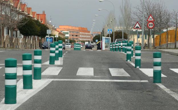 Bolardos en la calle Dámaso Alonso, junto al CEIP Elena Fortún. 