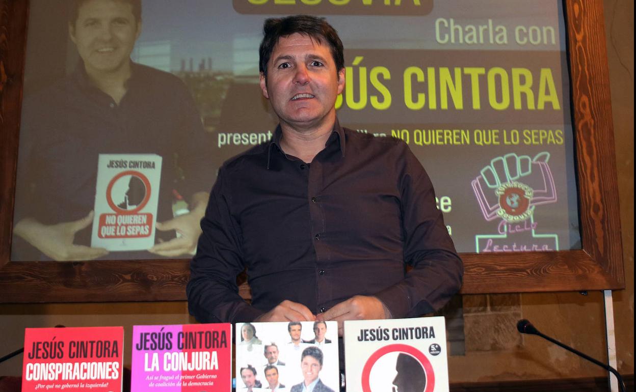 El periodista Jesús Cintora, ante una muestra de sus libros, este jueves, en San Quirce. 