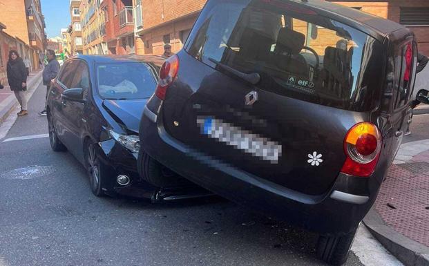 Un coche queda montado sobre otro tras un choque con dos heridos en Delicias