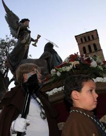 Imagen secundaria 2 - Arriba, el Cristo de la Esperanza en la procesión de los Cinco Misterios en Santa Eulalia; abajo, escenificación del Cautivo, en San José, y a la derecha, La Oración en el Huerto de San Lorenzo. 