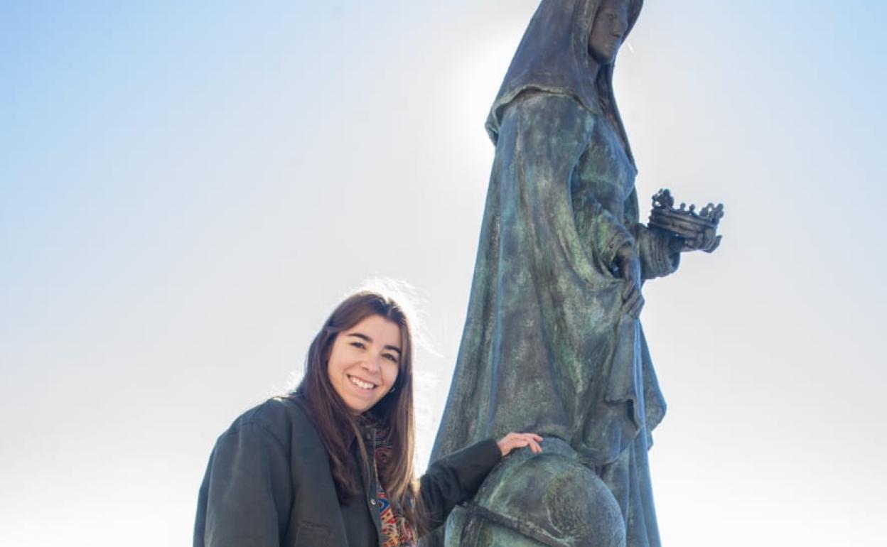 Laura Martínez junto a la escultura de la Reina Juana en Tordesillas 