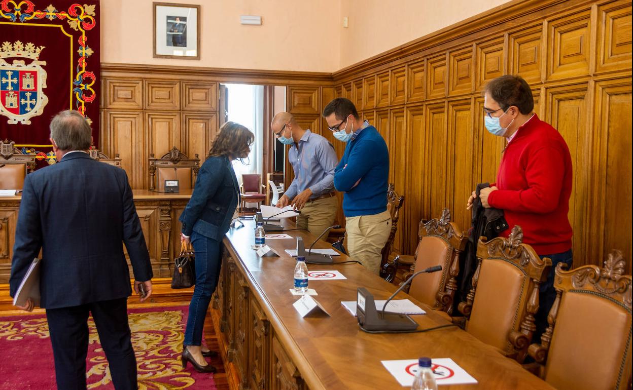 Usuarios del Ave en el Ayuntamiento, en la reunión del Cylog en 2021.