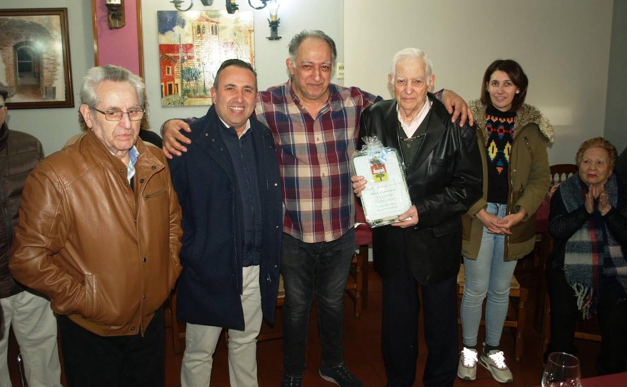 Sotero Merino Andrés recibe la placa que le reconoce como el vecino más longevo de Pedrajas de San Esteban 