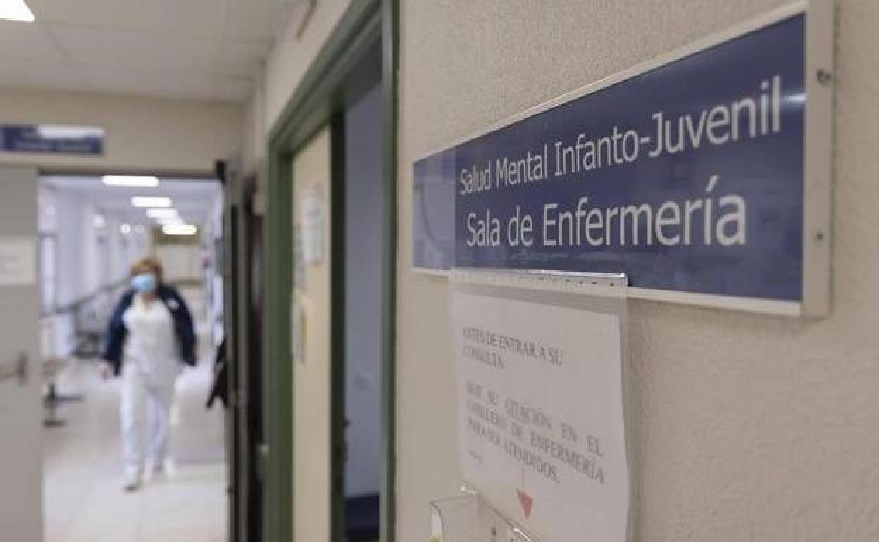 Pasillo que conduce a una consulta de salud mental infanto-juvenil de Valladolid.