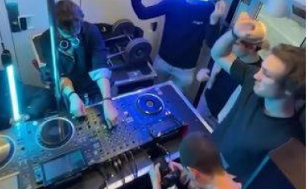 Sesiones de música electrónica en el trayecto en tren hasta el lugar de la fiesta. 